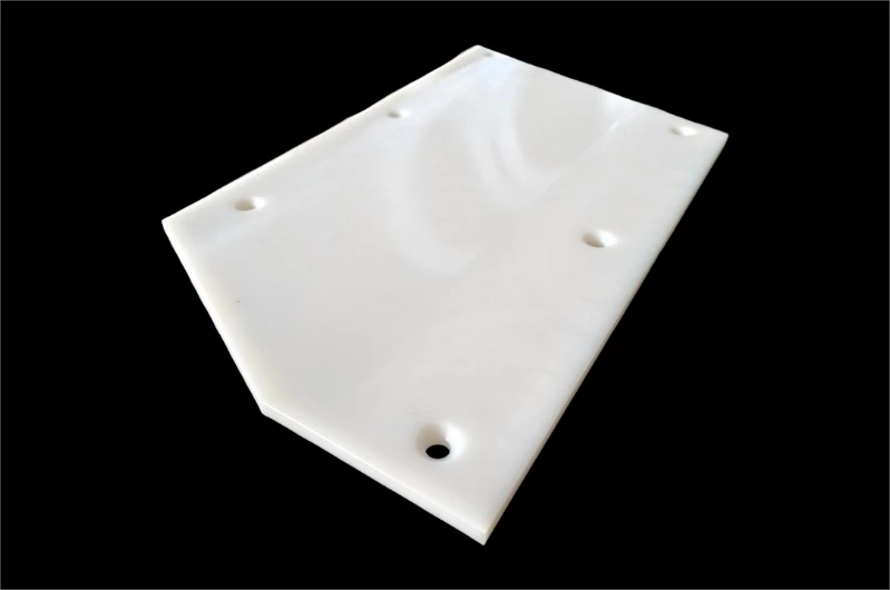 UHMWPE component with smooth edges and low-friction surface